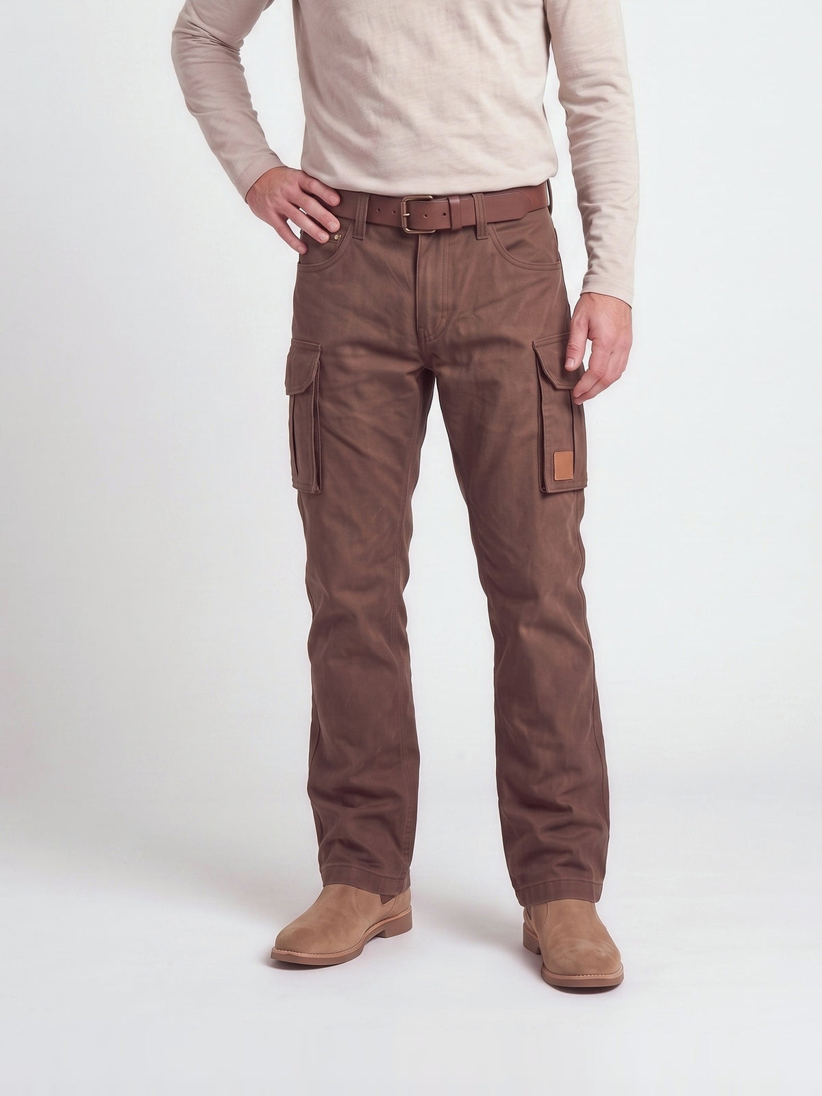 Homme en pantalon cargo marron, studio gris clair